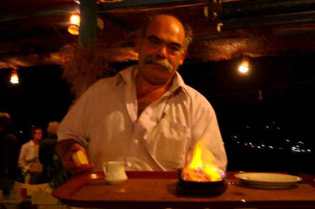 Nikos flamberer gr&aelig;sk ost