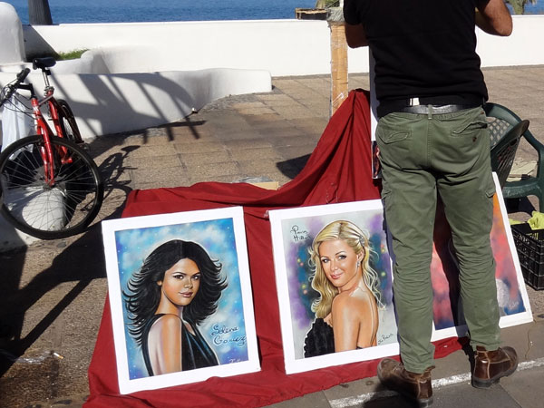 Farveladeportr&aelig;tter p&aring; promenaden