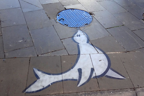 S�l�ve med bold malet p� fortov