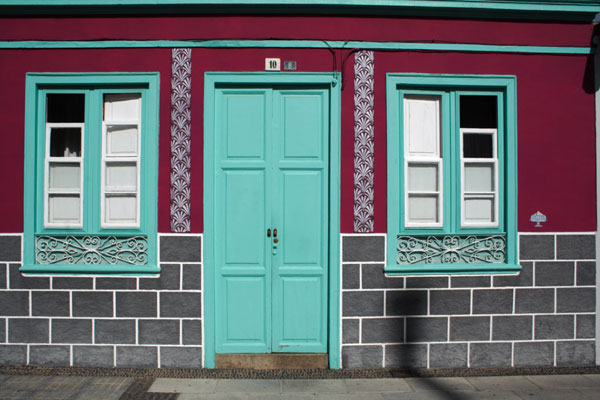 Farveglad facade i den gamle by