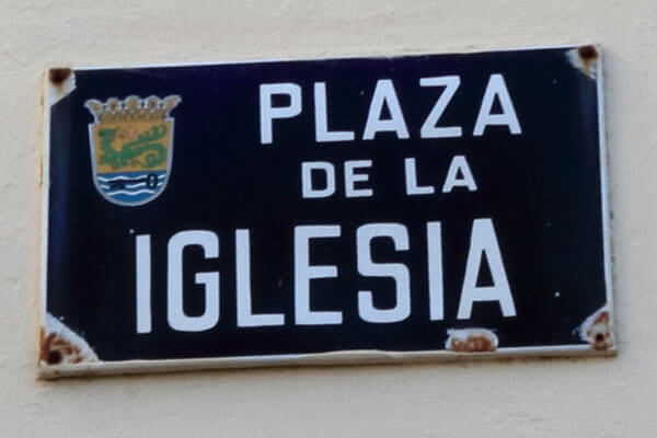 Skilt p� kirken ved Plaza de la Iglesia