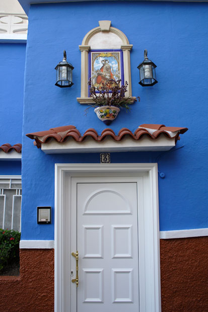 D&oslash;rparti i farvegladt hus i Puerto de la Cruz