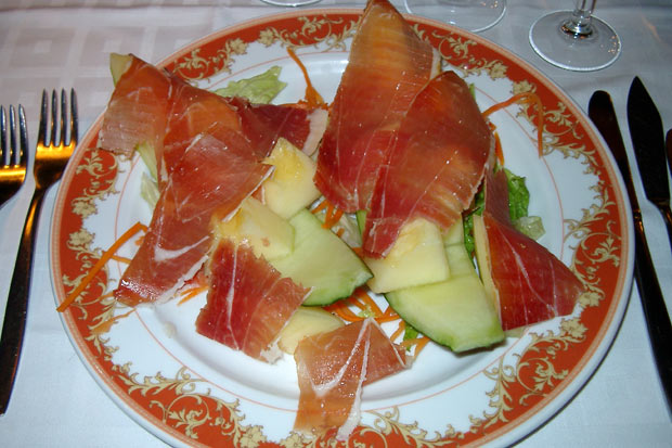 H&aring;ndsk&aring;ret skinke og melon