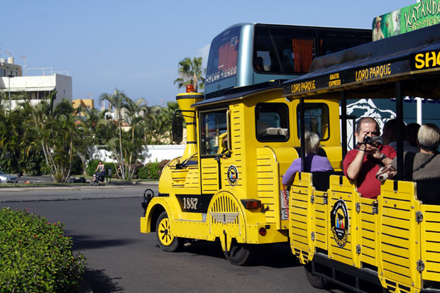 Det gule tivolitog som k&oslash;rer til Loro Parque