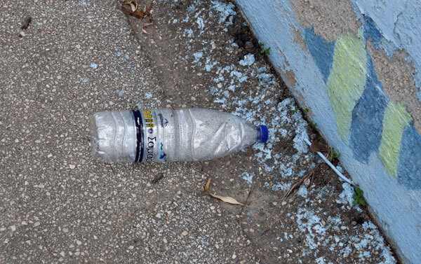 Gr�ske landeveje flyder med affald