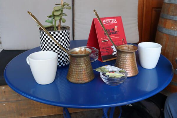 Gr�sk kaffe p� caf� i Nafplio