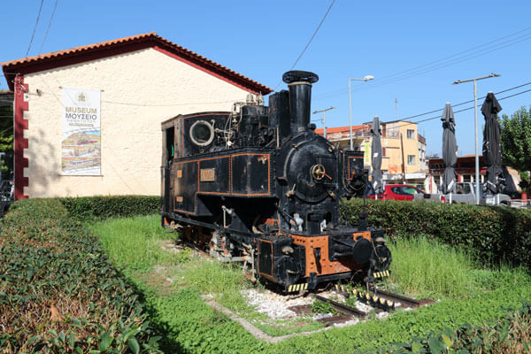 Gammelt tandhjulslokomotiv i Diakopto