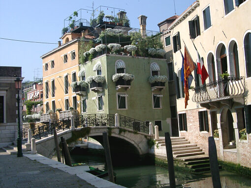Smukke huse n&aelig;r Campo San Vio i Venedig