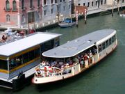 Vaporetto ved Ponte d'Accademia