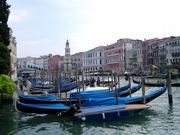 Morgen over Canal Grande med gondoler i pyjamas
