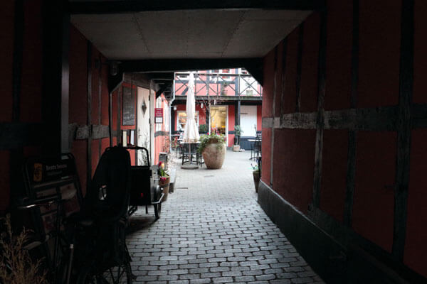 Porten ind til Salig Simons Gaard