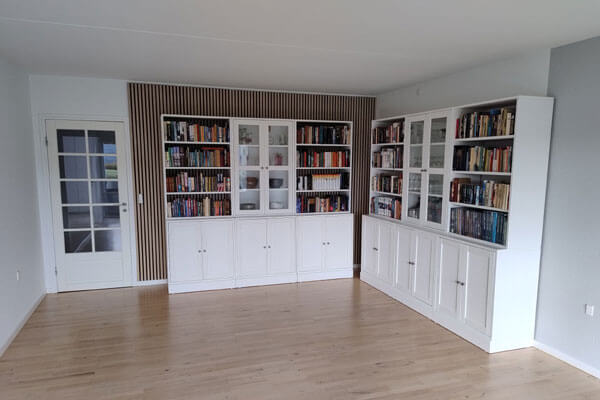 Der er også bøger i underskabene