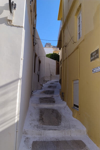Trappen der fører op til borgen, Kastro